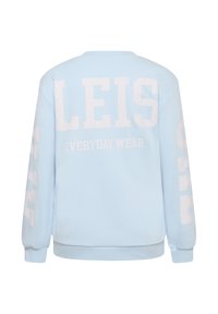 Lichtblauwe trui met witte, gedurfde tekst "LEIS" en "EVERYDAY WEAR" op de achterkant en grote letters op de mouwen.