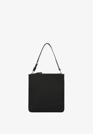 Borsa a spalla in pelle nera con una forma rettangolare elegante, tracolla sottile e regolabile, e chiusura con zip superiore. Texture liscia con dettagli minimi.