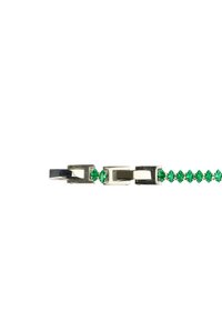 Bracciale in pietra verde con chiusura in metallo argentato, composto da pietre rettangolari e ovali, con una finitura lucida e un design a catena.