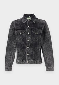Jachetă din denim negru cu un finisaj texturat, închidere cu butoane în față, guler și două buzunare pe piept. Prezintă accente din metal argintiu.