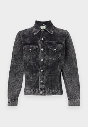 Svart denimjakke med strukturert finish, knappelukking foran, krage og to brystlommer. Har detaljer i sølvfarge.