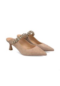 Mulas de ante beige con punta afilada y tacón bajo, que presentan una tira decorativa con embellishments de cristales claros.