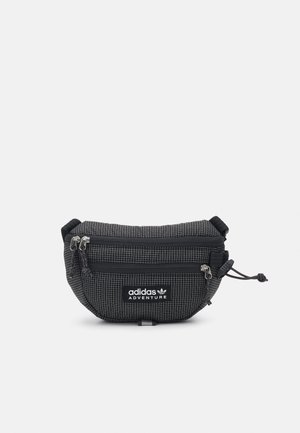 Sac banane noir avec un motif en grille, doté de deux compartiments zippés, d'une sangle ajustable et d'une étiquette de marque à l'avant.