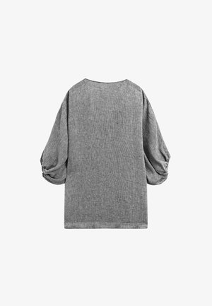 Szary top z krótkim rękawem o luźnym kroju i marszczonym kimonowym rękawie. Teksturowany materiał z subtelnym wzorem i okrągłym dekoltem.