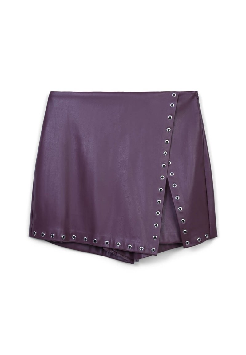 Mini gonna in ecopelle viola con design avvolgente, caratterizzata da dettagli in occhio di bue argentati lungo il bordo. Texture liscia e forma strutturata.