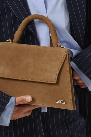 Borsa a mano in suede color talpa con forma strutturata, dotata di una chiusura a pattina piatta e dettaglio logo in argento. La maniglia è imbottita per una migliore presa.