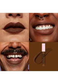 Flytande läppstift i en tub med ett rosa lock, bredvid läppar med djupt brun matt läppstift. Leende tänder och mjuka hudtexturer är synliga.