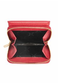 Czerwony skórzany portfel o teksturowanym wykończeniu. Wnętrze ma dwie przegródki i podszewkę w wzory, zamykaną na złoty zamek błyskawiczny.