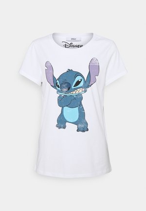 Biały krótki T-shirt z grafiką Stich z Disney'a, skrzyżowane ręce, uśmiechający się z dużymi uszami i niebieskim ciałem.