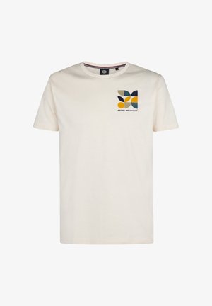 Camiseta de algodón color crema con mangas cortas, que presenta un logo geométrico colorido en el lado izquierdo del pecho y un diseño de cuello redondo.