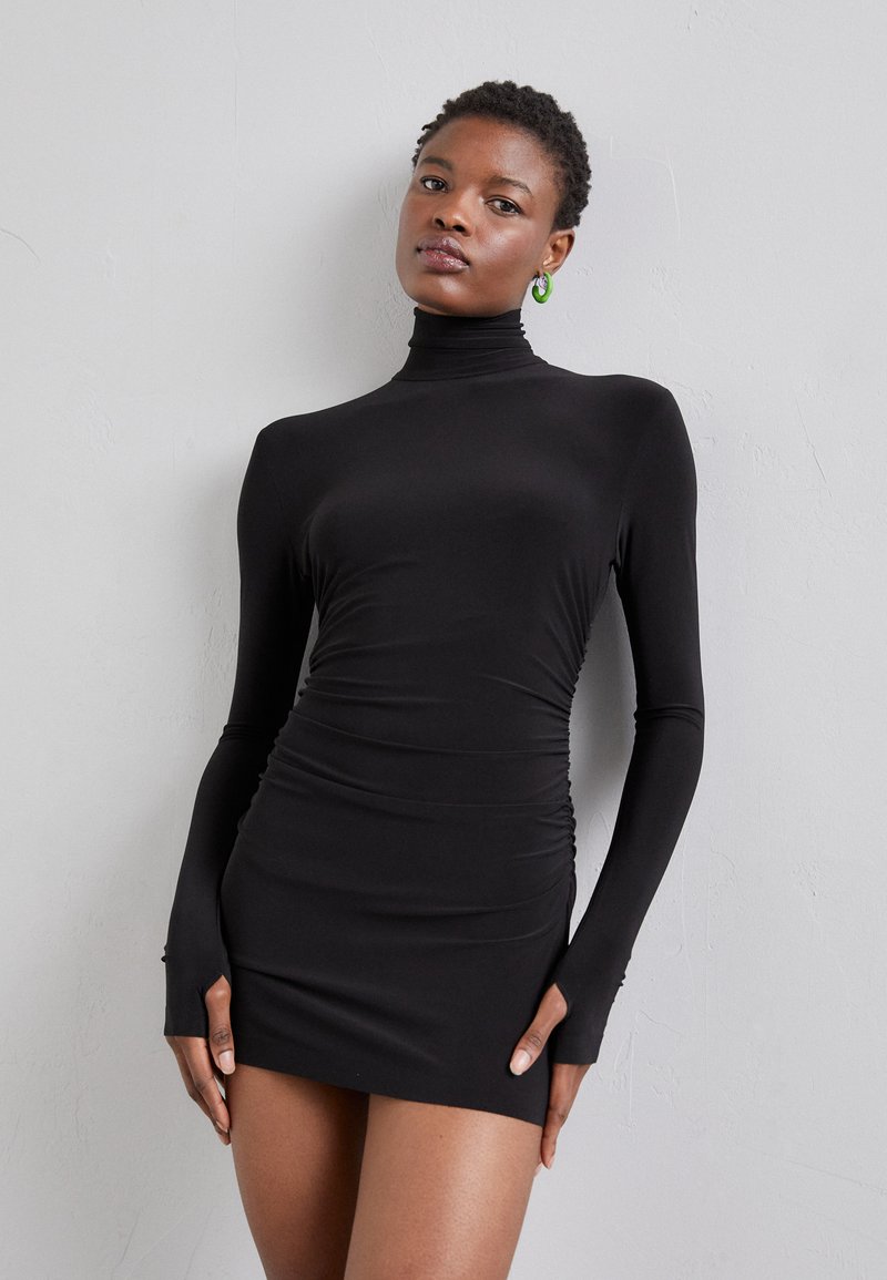 Norma Kamali - LONG SLEEVE TURTLENECK PICKLEBALL DRESS - Vestito di maglina - black, Ingrandire