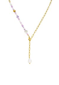 Goldene Halskette mit lila und weißen Perlen, einem tropfenförmigen Perlenanhänger und einem Verschlussdetail für sicheres Verschließen.