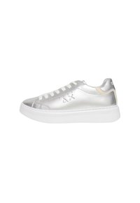 Sneaker in pelle argento con suola in gomma bianca, lacci piatti e dettaglio del logo sul tallone. Presenta una superficie liscia e accenti di design minimi.