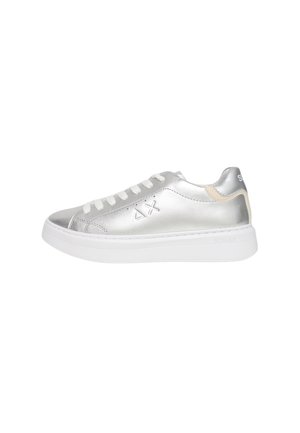 Sneaker in pelle argento con suola in gomma bianca, lacci piatti e dettaglio del logo sul tallone. Presenta una superficie liscia e accenti di design minimi.