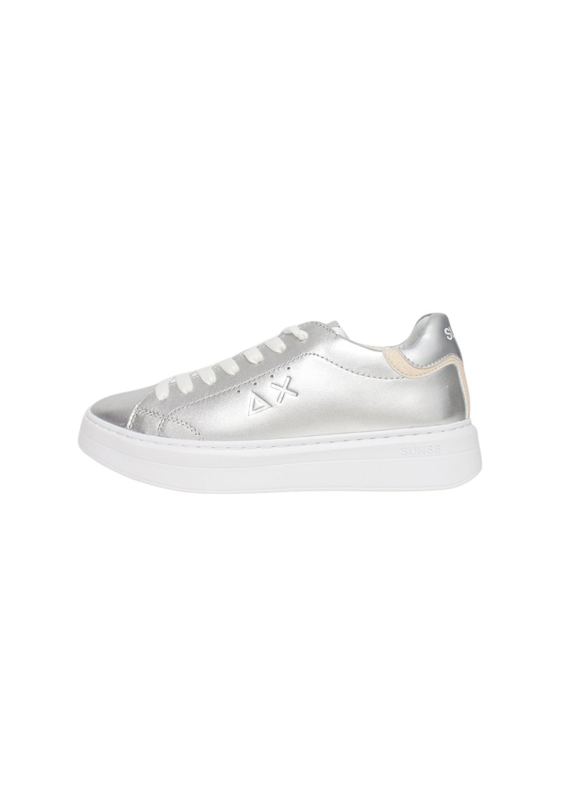 Sneaker in pelle argento con suola in gomma bianca, lacci piatti e dettaglio del logo sul tallone. Presenta una superficie liscia e accenti di design minimi.