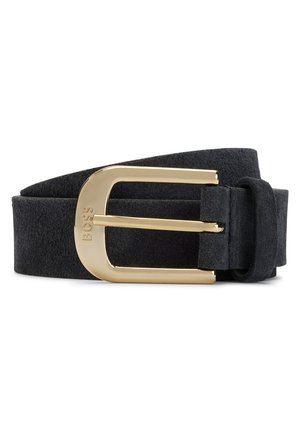 Ceinture en daim noire avec boucle rectangulaire en or poli gravée "BOSS", enroulée avec une boucle de ceinture assortie en daim sur un fond blanc.