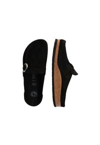 Chaussure slip-on en daim noir avec une semelle en liège et un accent de boucle décorative. Présente une pointe arrondie et des coutures contrastantes le long des bords.