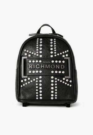 Zaino in pelle nera con borchie argento che formano un motivo della Union Jack e targhetta con il logo "John Richmond" sul davanti.