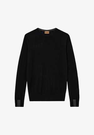 Suéter negro de punto con mangas largas, cuello redondo y puños acanalados. Presenta un sutil acento gris en los bajos de las mangas. Textura suave.