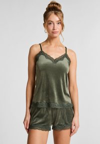 Olivenfarbene Satin-Pyjama-Set mit Spitzenbesatz am Oberteil und den Shorts. Verstellbare Träger und weicher Stoff sorgen für Komfort und Stil.