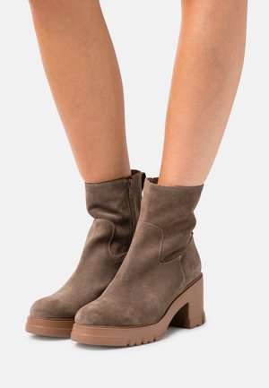 WONDERS, Bottines - taupe