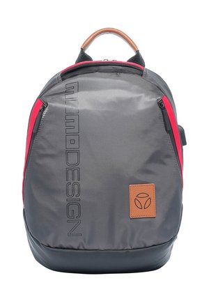 Zaino grigio e rosso con cerniere nere, manico marrone, testo verticale "MIDMADESIGN" e toppa logo marrone sulla tasca frontale.
