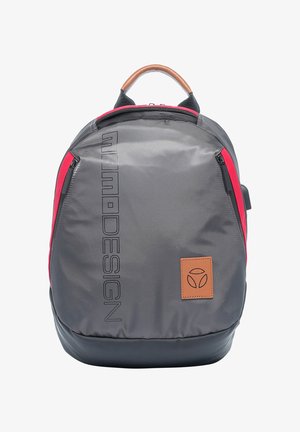 Grijze en rode rugzak met zwarte ritsen, bruine handgreep, verticale tekst "MIDMADESIGN" en bruine logopatch op het voorvak.