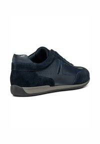 Sneakers blu navy realizzati in pelle scamosciata e in pelle, con dettagli perforati, punta rotonda e suola in gomma grigia flessibile.