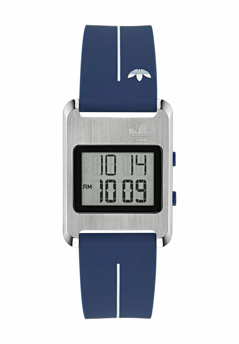 Digitālais rokas pulkstenis ar kvadrātveida metālu seju, kas rāda 22:14, uz zila silikona siksniņas ar baltu svītru un Adidas logotipu.