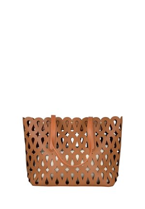 Bolso tote de cuero marrón con patrones calados de lágrimas y diamantes y dos asas para el hombro, forro interior de tela blanca.