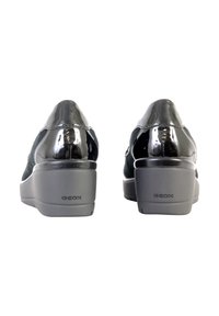 Scarpe da donna in pelle verniciata nera e suede con una suola ammortizzata e punta arrotondata, caratterizzate da una finitura liscia e lucida e dal marchio Geox.