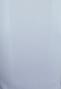 Ljusblå ribbad linne med en figursydd design och mjuk textur, med en jämn finish och subtil lyster genom hela tyget.