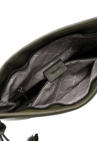 Borsa in pelle verde oliva con superficie texturizzata, dotata di una fodera grigia con motivo e chiusura con cerniera. Include tasche interne e dettagli decorativi.