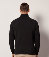 Schwarzer Strickpullover mit hohem Kragen, gerippten Bündchen und taillierter Passform mit glatter Textur. Rückansicht, keine sichtbaren Muster.