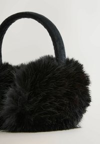 Schwarze Handtasche aus Kunstpelz mit rundem Design, weicher Textur und robustem Stoffgriff. Verfügt über eine plüschige, flauschige Außenfläche für zusätzliches Volumen.