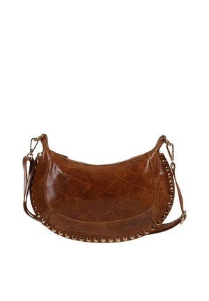 Sac à main en cuir marron en forme de croissant avec des clous argentés le long du bord inférieur et une bandoulière réglable avec des fermoirs métalliques.