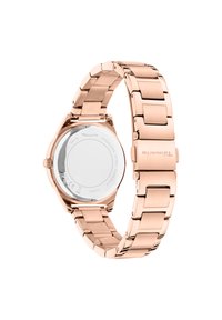 Roze gouden roestvrijstalen horloge met een geschakelde band. De achterkant heeft een transparante kast die het mechanisme en de merkdetails onthult.