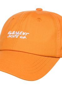 Gorra de algodón naranja con visera curva y logo bordado en blanco "ELEMENT SKATE CO.". Presenta una construcción de seis paneles y correa ajustable.