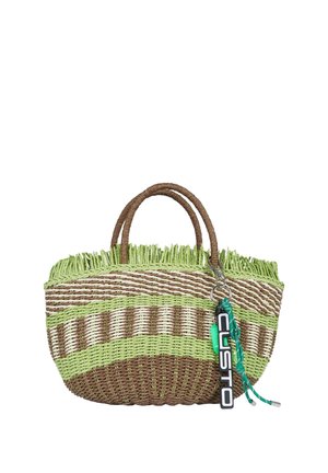 Borsa a mano in paglia intrecciata con righe verdi e marroni, bordo superiore sfrangiato, doppi manici e portachiavi allegato con testo nero e bianco e accenti verdi.