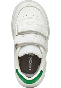 Baskets en cuir blanc avec deux bandes ajustables à velcro, accent vert sur le talon, semelle intérieure grise texturée et tige perforée pour la respirabilité.