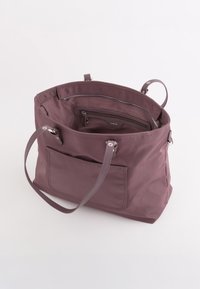 Lila Nylon-Shopper mit zwei Schultergurten, einer Außentasche und Innenfächern mit Reißverschluss und ohne Reißverschluss. Glatte Textur, schlichtes Design.