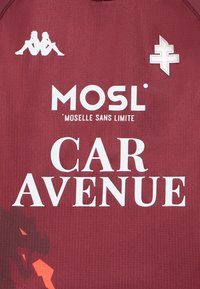 Bordová športová dres so bielymi logami "MOSL" a "CAR AVENUE". Textúrovaná tkanina so zvislými pruhmi a štýlovým grafickým prvkom.