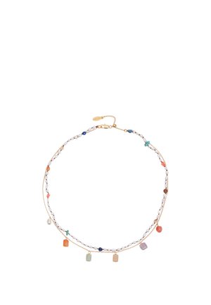 Collar de cadena de oro de doble capa con pequeñas perlas blancas y colgantes de piedras preciosas de colores espaciados a lo largo de las hebras.