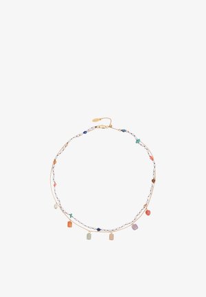Collar de cadena de oro de doble capa con pequeñas perlas blancas y colgantes de piedras preciosas de colores espaciados a lo largo de las hebras.