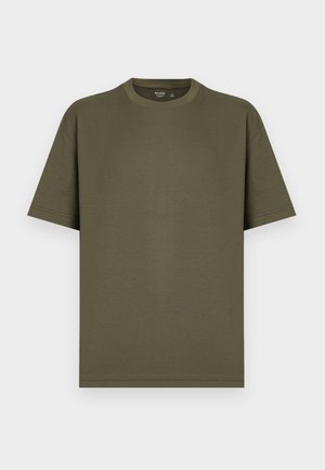 T-shirt verde oliva chiaro a maniche corte con scollo tondo e vestibilità regolare, mostrata su uno sfondo chiaro.