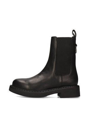 Stivale alla caviglia in pelle nera con pannello laterale elastico, linguetta sul retro e tacco basso e spesso, mostrato di profilo su sfondo bianco.