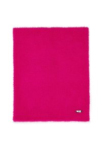 Écharpe rose duveteuse en matériau doux, de forme rectangulaire, avec une petite étiquette métallique portant un logo sur un bord.
