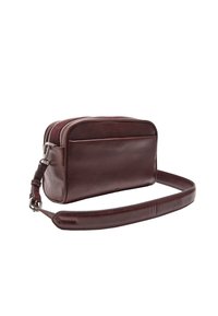 Brązowa skórzana torba na ramię o prostokątnym kształcie, z dwoma zamykanymi na zamek przegrodami i cienkim regulowanym paskiem. Gładka faktura z minimalistycznym wzornictwem.