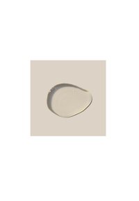 Sustancia transparente de gel con una textura suave, forma irregular y un brillo sutil, colocada sobre un fondo beige claro.