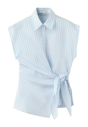 Blouse sans manches bleu clair avec fines rayures rouges verticales, col, boutons devant et lien latéral à la taille.